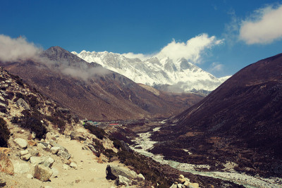 通往珠峰大本营的路上有美丽的山景。