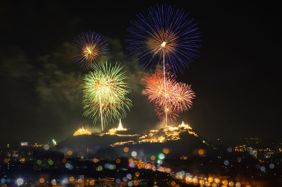 五彩缤纷的烟火庆祝周年，2022年新年快乐