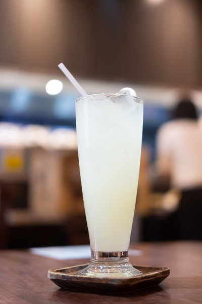 餐厅高脚杯冰柚子橙汁