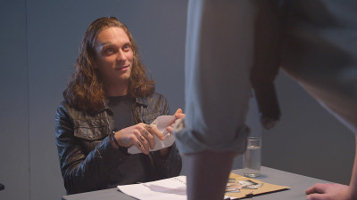 一名罪犯在警察面前宣读判决并撕扯