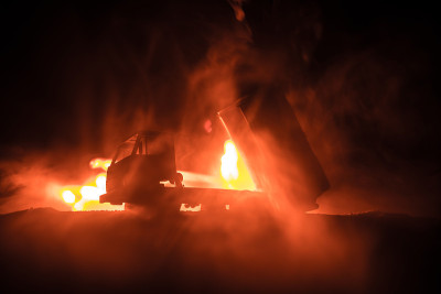 火箭发射与火云。火箭导弹和弹头瞄准夜晚灰暗的天空的战斗场景。《战争背景》中的火箭战车