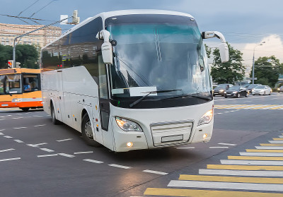公共汽车停在城市十字路口