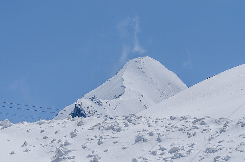 山与雪和蓝天
