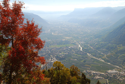 山谷和山脉的全景图(在莫兰城的山谷)