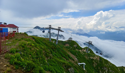 山索道进入蓝色的夏季天空与戏剧性的云