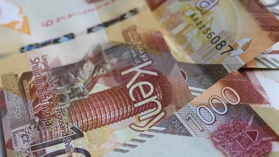1000百肯尼亚先令钞票上一堆1000先令钞票，俯视。