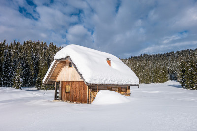 雪山草甸上的山间小屋
