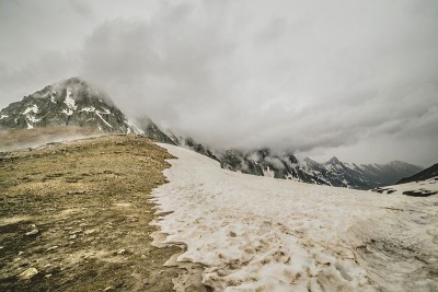 高山冰川与风暴云