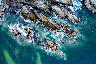 海浪和岩石海岸的鸟瞰图