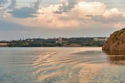 Zaporizhia城市景观与戏剧性的天空，乌克兰。