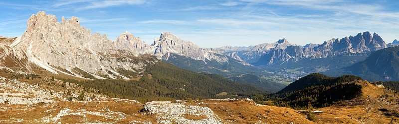 环绕Cortina d Ampezzo的dolomiti全景