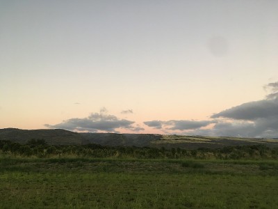 从夏威夷考艾岛的波利黑尔海滩看日落。