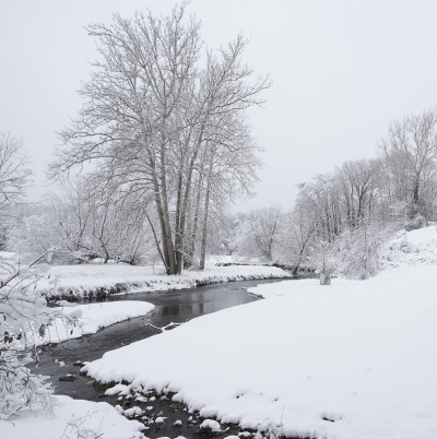 哈德逊河谷溪在一个下雪的冬季景观