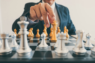 商人领导为企业的成功下着棋，思考着颠覆对手团队的战略方案和发展分析