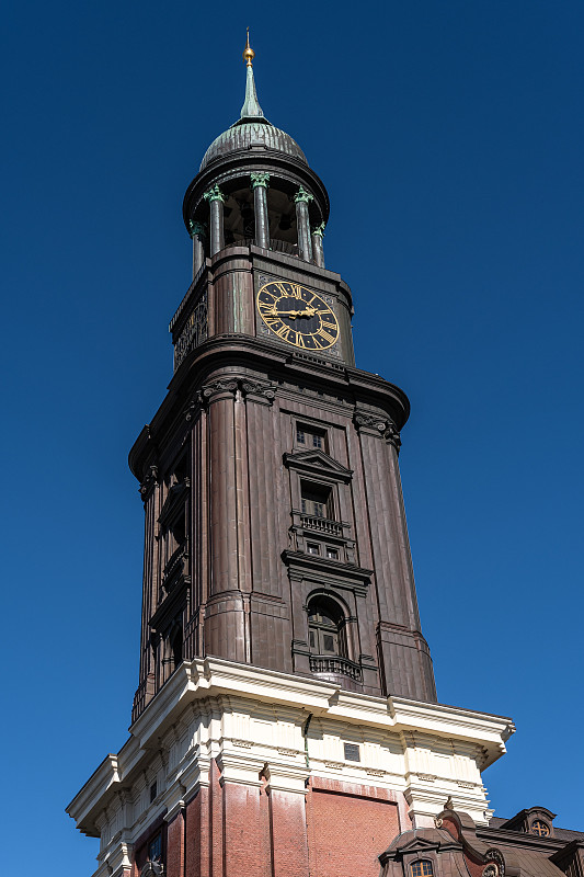 德国汉堡的圣迈克尔教堂塔(德文:Hauptkirche Sankt Michaelis，俗称Mich