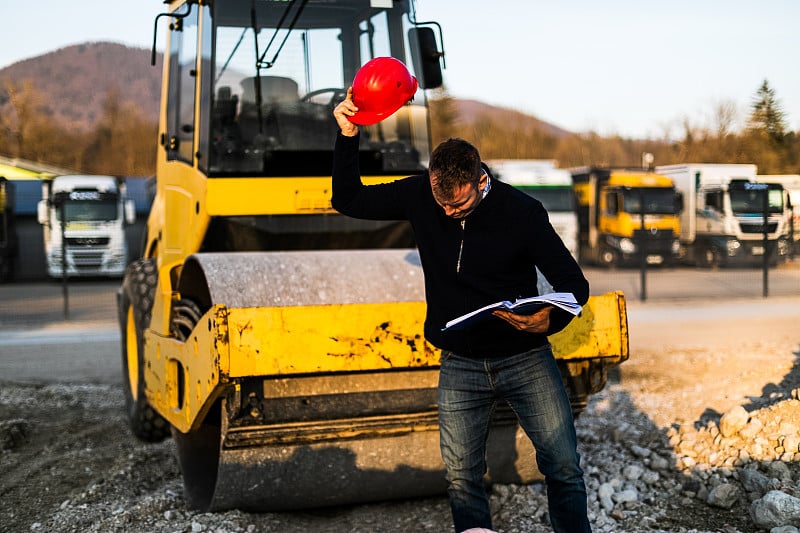 愤怒的工程师在建筑工地，建筑工