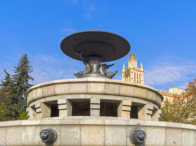莫斯科国立大学主楼喷泉。