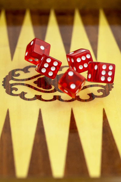 红色方块的背景为棋盘为骰子。