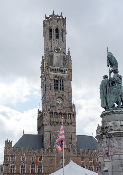 阴天的布鲁日钟楼(Belfort van Brugge)。布鲁日钟楼位于市中心。