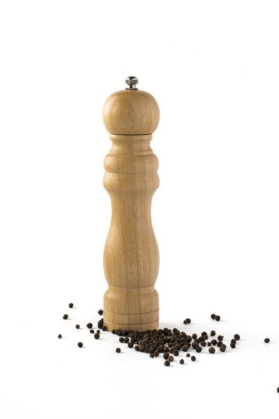 木质胡椒磨与分散的全辣椒隔离