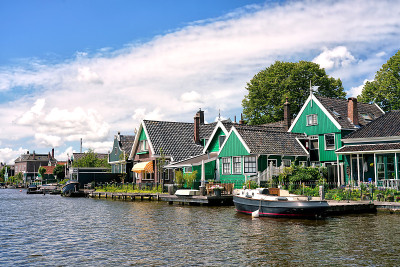 Zaanse Schans，一个典型的，真实的村庄，有舒适的房子和乡村的风车