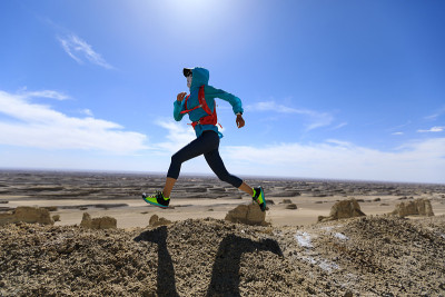 女子trail runner越野跑在沙漠沙丘上