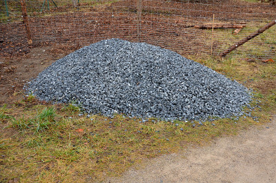 堆石堆在垃圾填埋场的一堆石头，用于建筑工地或园林建筑中用作覆盖物、围墙和石笼细砾石灰色玄武岩，粗花岗