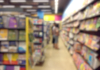 书店书架上的书模糊抽象背景。模糊视图图书馆与文献