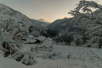 宏伟的冬季景观在早晨的阳光下闪闪发光。喜马拉雅山上戏剧性的冬季景象