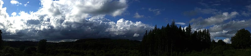 全景在乡村的暴风雨天气夏季拉克鲁兹利穆赞法国