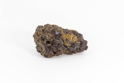 白色背景上的美丽的半宝石石榴石