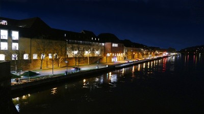 河岸边街道上夜间的汽车来往