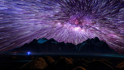涡形星迹在韦斯特拉霍恩山脉的剪影，夜空中有涡形星迹。