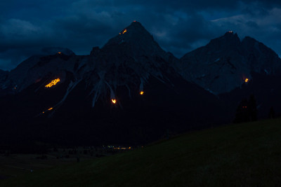 Tiroler Zugspitz竞技场Ehrwald附近的传统山火和冬至火