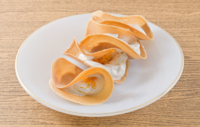 泰式酥脆饼配奶油和蛋奶酥