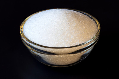 白砂糖在碗玻璃杯