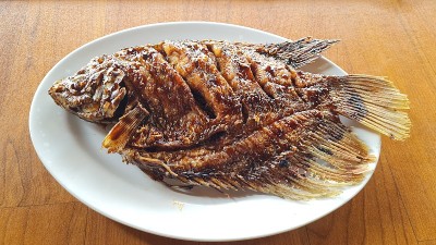 烤制的丝瓜鱼放在白色的瓷盘上即可食用