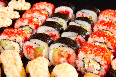 各种寿司卷的黑色石头上。日本食品
