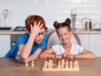 孩子们下棋。