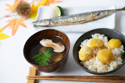 桌上放着应季的日本美食