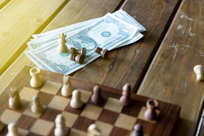 小象棋放在木桌上