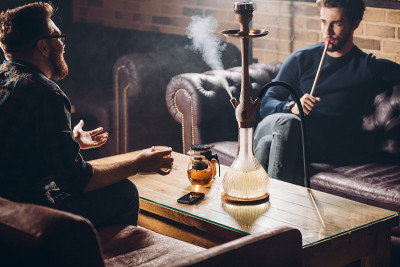 两个商人正坐在沙发上聊天