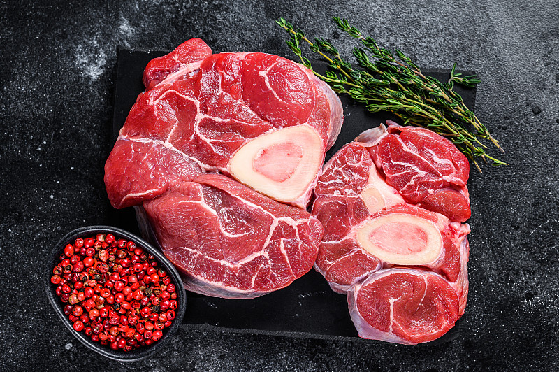 生牛膝肉，意大利牛膝肉。黑色背景。俯视图