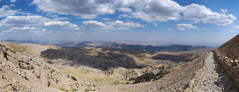 卡塔(土耳其):通往著名的内姆鲁特山(Nemrut Dagi)顶峰的小径。公元前62年，国王安条奥库