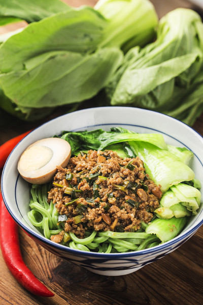 传统的中国菜:菠菜面条