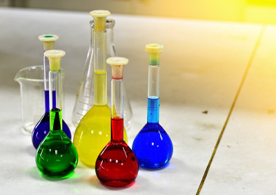 特写化学管研究，为未来的科学实验以实验室为背景，选择性聚焦。