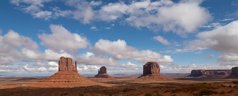 纪念碑谷的西米滕、东米滕和梅里克孤峰全景