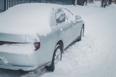 雪堆下的汽车。停车场里的车被大雪覆盖着。有选择性的重点