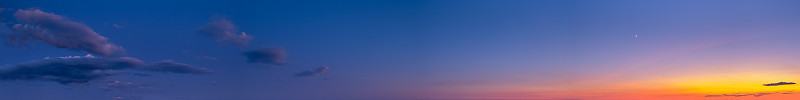 日落天空的背景与云彩和月亮