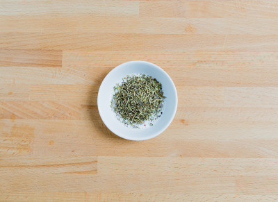 普罗旺斯药草在木碗里
